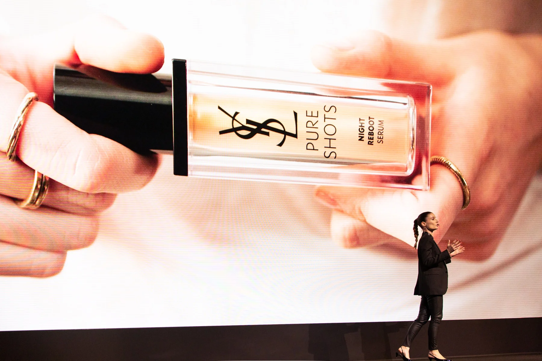 Prise de parole sur scène lors d’un congrès international YSL Beauty