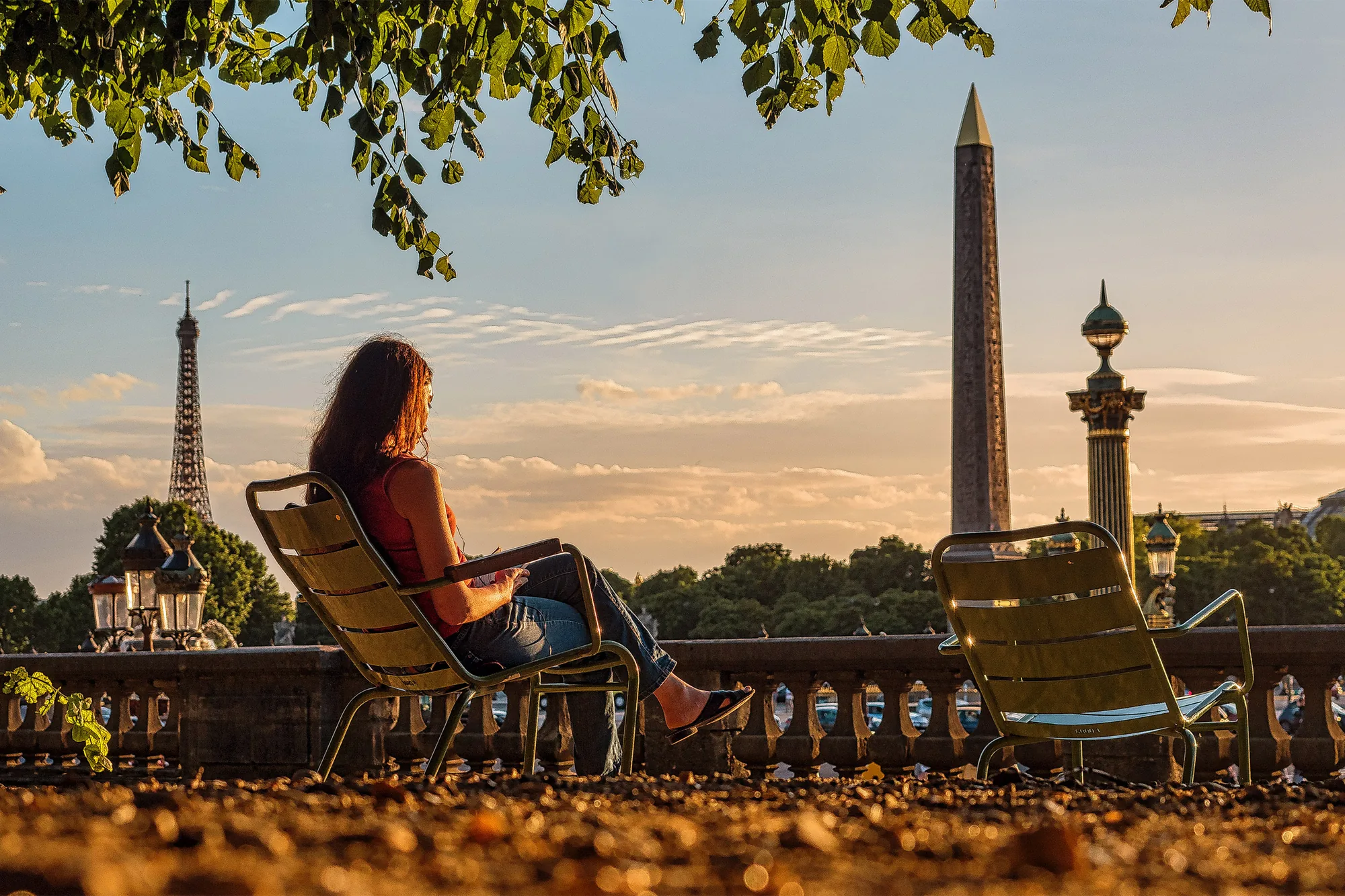 Une lectrice au jardin des Tuileries face à la tour Eiffel et à l’obélisque