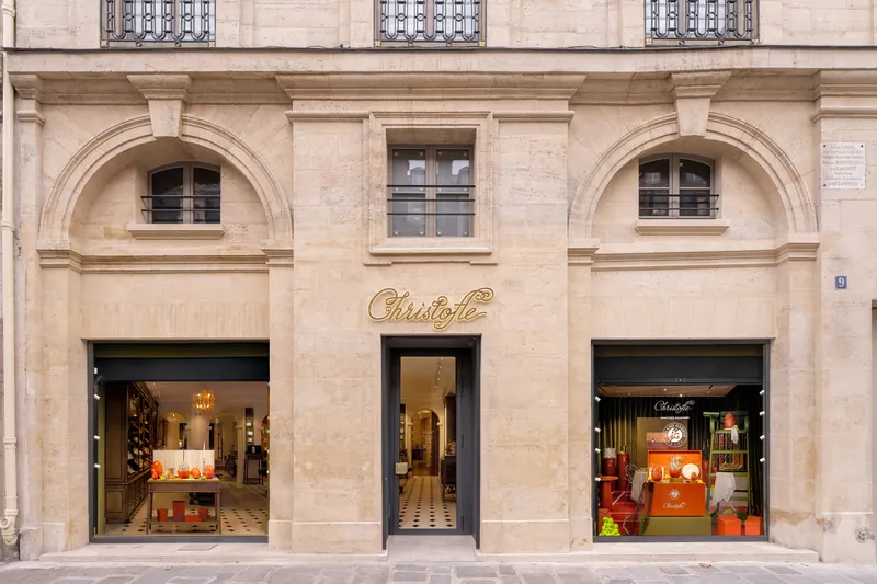 Example: two Christofle windows and façade